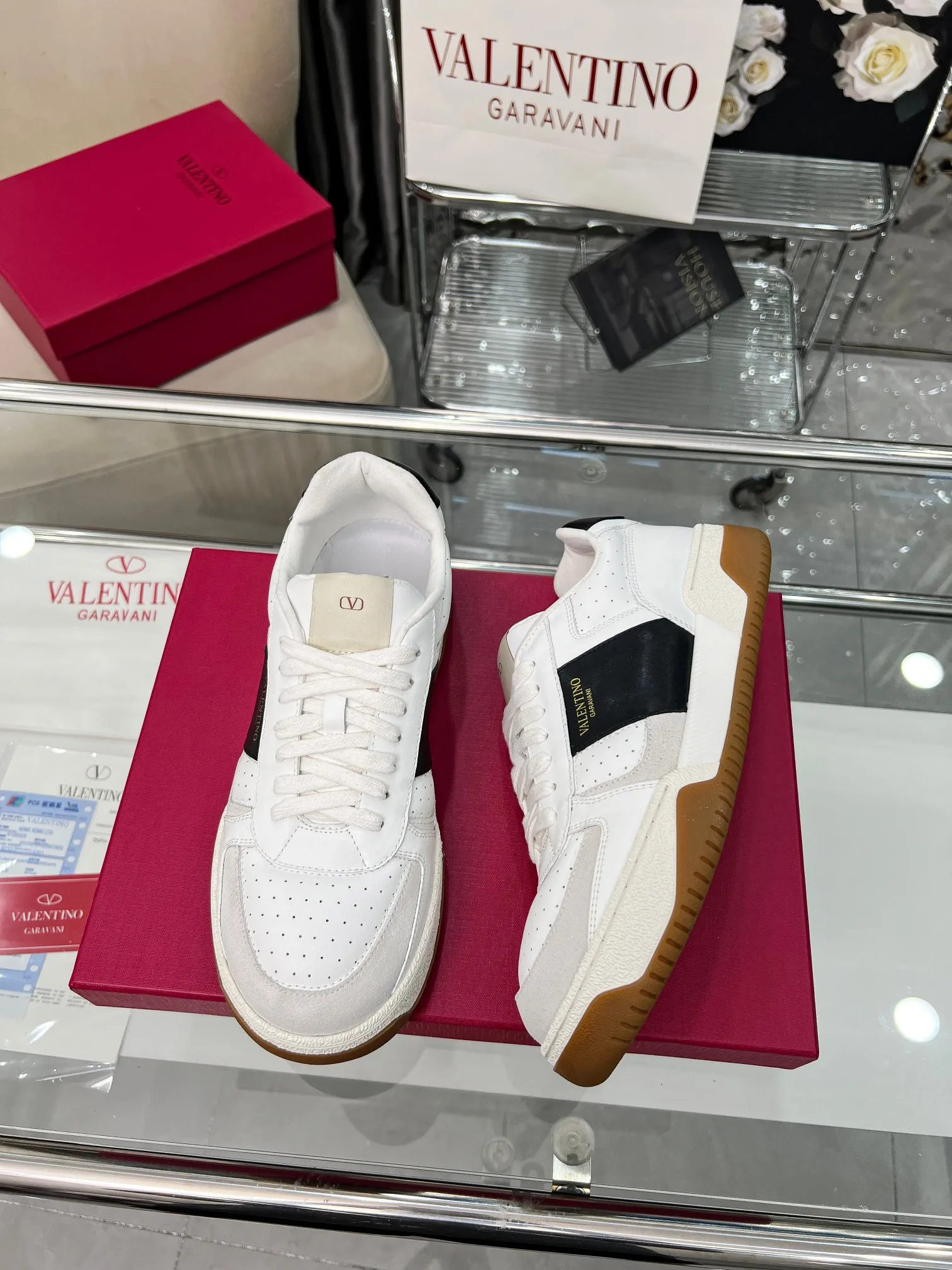【Valentino】P: 660💰 Couple style, size: women 35-40▪️men 39-44 (customized at 45.46) Valentino 𝑶𝒏𝒆𝑺𝒕𝒖𝒅 Couple sports shoes series Valentino 2025 new couple sports shoes are on sale. The original ZP purchase and disassembly. Repeated pattern making and modification. 1:1 restoration! Top luxury masterpiece, lace-up design, soft and comfortable imported calfskin brings excellent elegant texture and excellent on-foot comfort. Top purchasing version upper: imported calfskin surface/original oil edge craftsmanship. Lining: water-dyed sheepskin lining. Outsole: original development 𝐓𝐏𝐔 two-color combination outsole. Packaging: full package with original configuration.